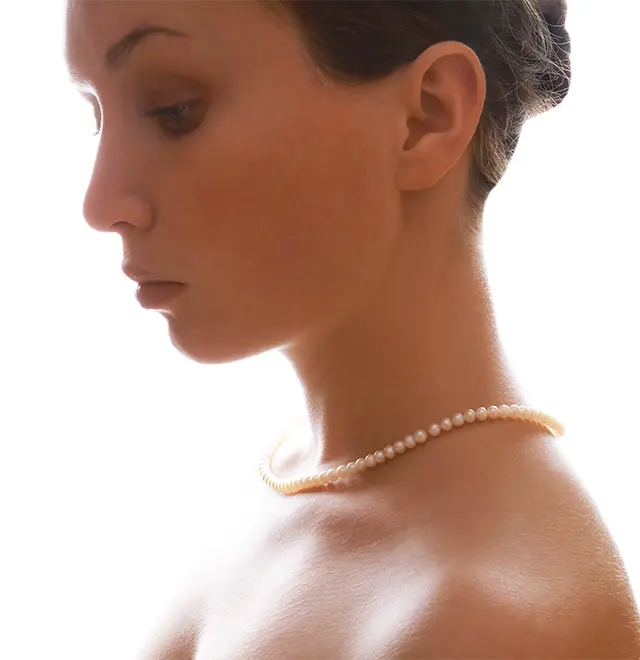 Frau mit Perlenschmuck