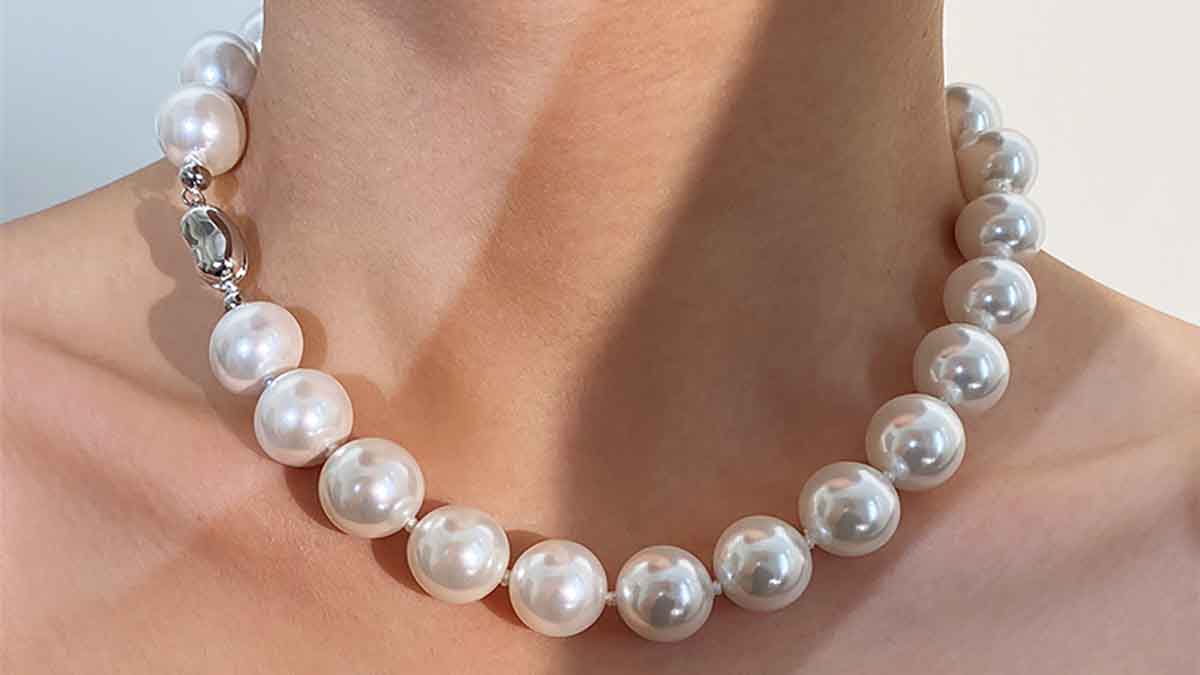 Frau aus Perlenkette