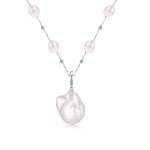 Kette mit Anhänger aus Barock Perlen