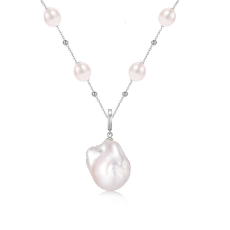 Kette mit Anhänger aus Barock Perlen