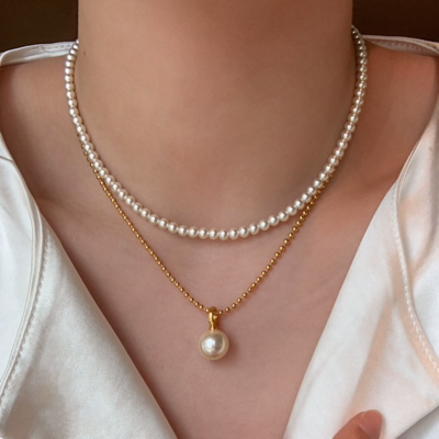 Klassische weiße Akoya-Perlenkette auf heller Haut
