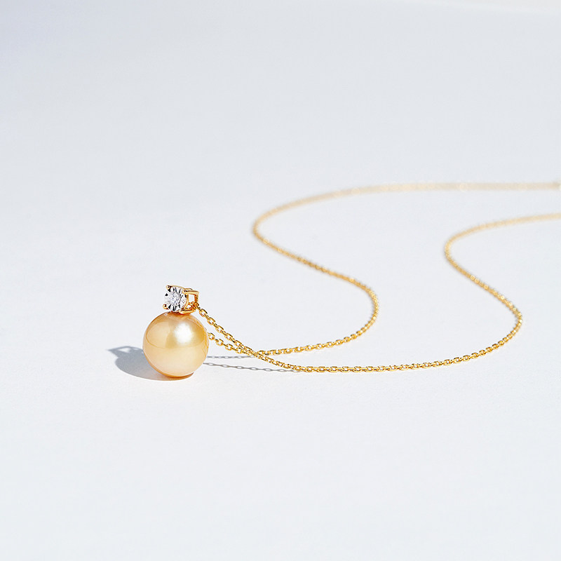 Abbildung eines Diamant-Anhängers mit einer goldenen Südsee Perle