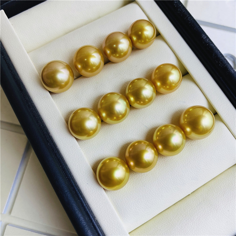 Zusammengepasste goldene Südseeperlen