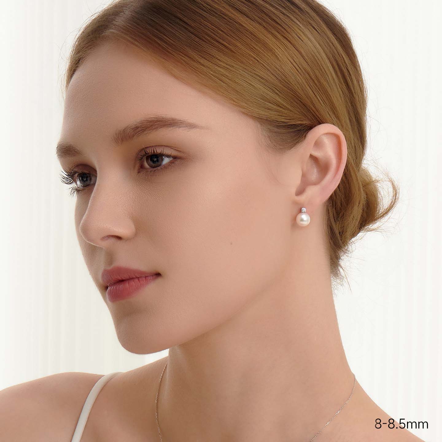 frau mit 8-8.5 Akoya Perlenohrstecker mit Diamanten aus 18k weissgold-1
