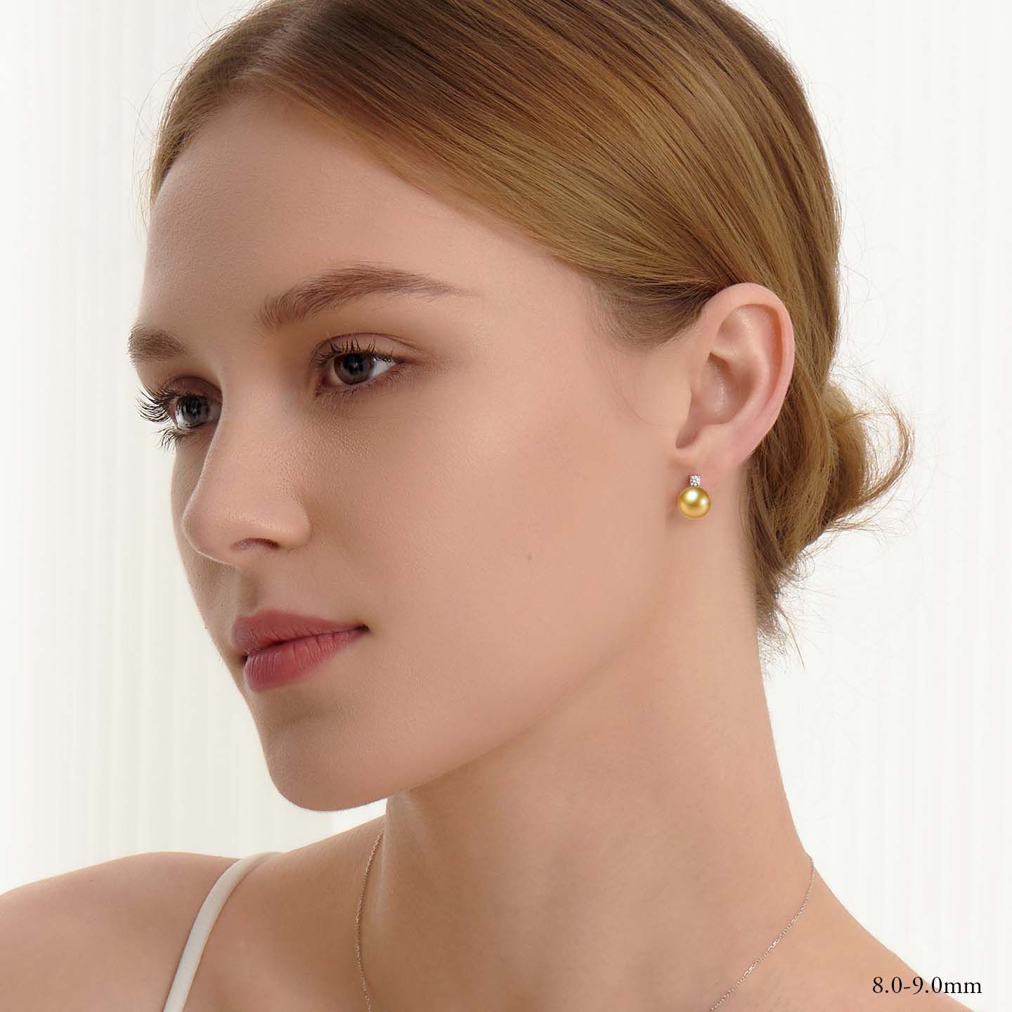 frau mit 8-9 Sudsee Perlenohrstecker mit Diamanten und gold