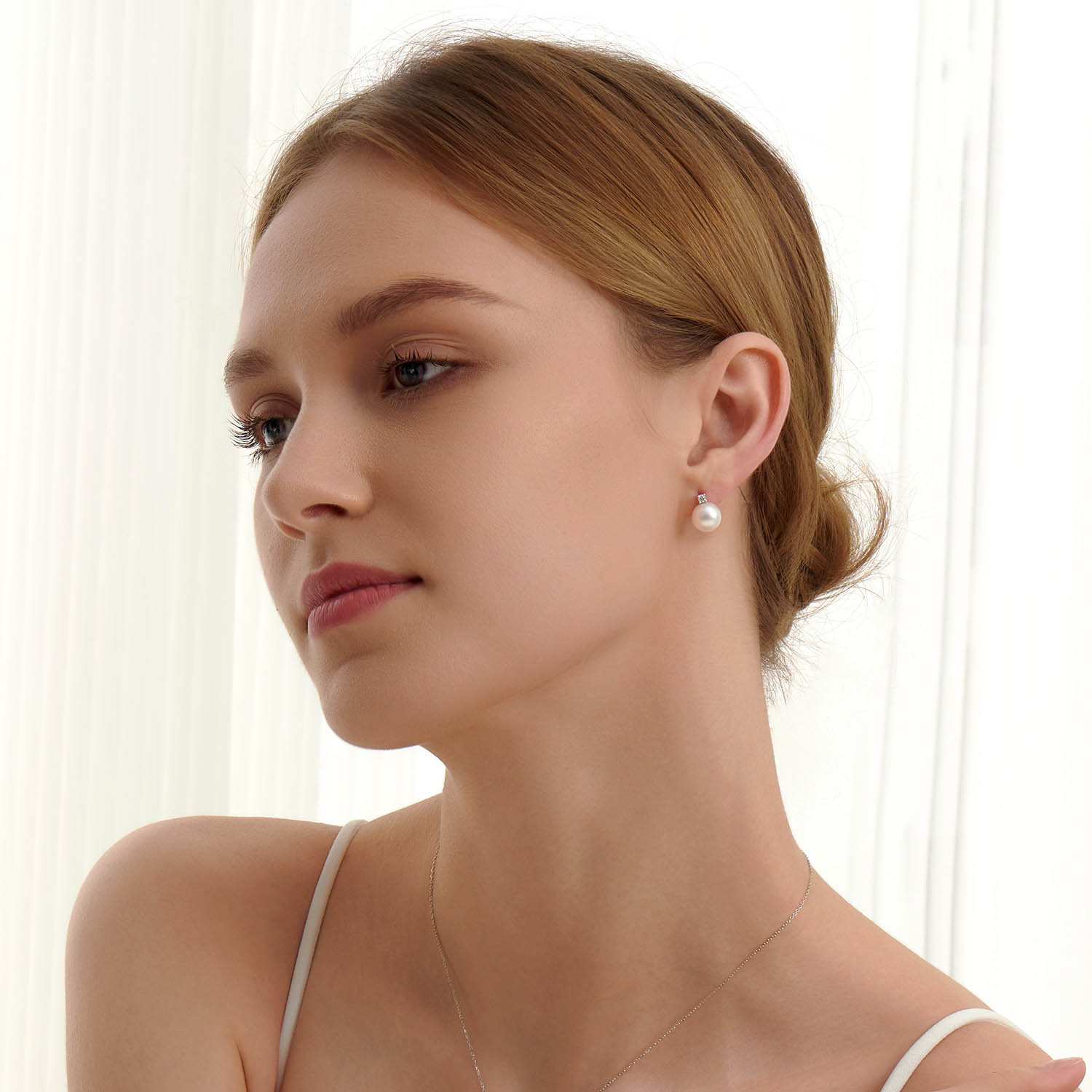 frau mit Akoya Perlenohrstecker mit Diamanten aus 18k weissgold-2